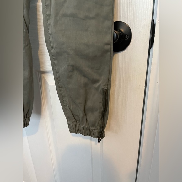 American Eagle high waisted jogger. Size 0 regular length. Green. - Picture 3 of 3